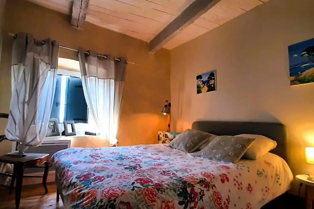 Le Petit Paradis Aux Volets Bleus Villa Grazac  0*, Grazac (Auvergne)